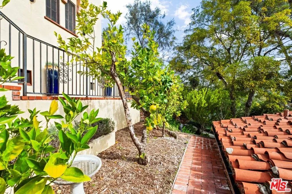 1441 Andenes Drive, Glendale, California 91208 home-pic-1